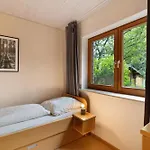 Апартаменты Haus Ersfeld - Gartenwohnung Бад-Тайнах-Цавельштайн